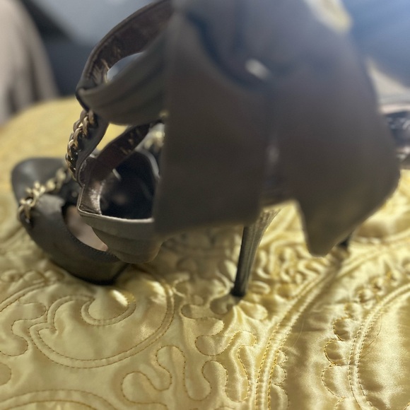 Guess by Marciano 3.5” open toe satin army green and brass chain pumps sz:10 - Picture 6 of 7